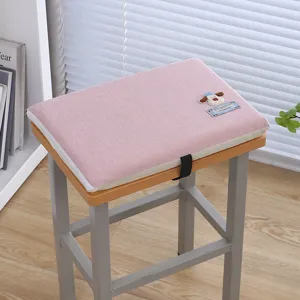 Dettaglio cuscino sedia in memory rosa, seduta rettangolare con toppa cucciolo e cinghia.