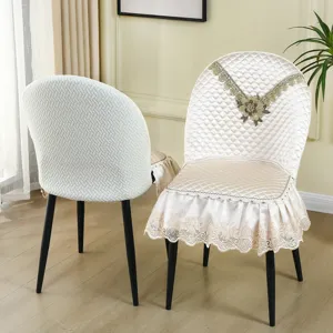 Skandinavischer Esszimmerstuhlbezug elastischer Schonbezug mit Blumenstickerei und feiner Borte.