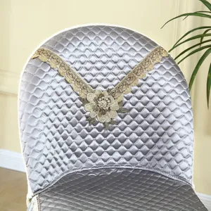 Gesteppter Stuhlbezug mit goldener Stickerei, elastischer Stuhlschutz für Esszimmer und Hotel.