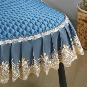 Vue détaillée du coussin de chaise matelassé luxueux avec bordure en dentelle et tulle brodé.