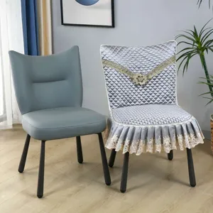 Housse de chaise matelassée grise avec bordure en dentelle dorée élégante et jupe à volants