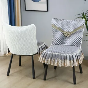 Vue détaillée de la housse de chaise matelassée de luxe avec volants en dentelle élégants.