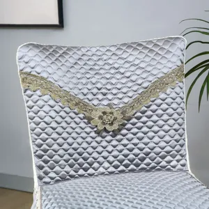 Housse de chaise matelassée gris argenté avec broderie florale en dentelle dorée pour la maison.