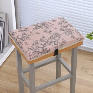 Vista dettagliata del cuscino per sedia rettangolare in memory foam stampa floreale.