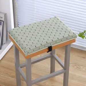 Vista dettagliata di un cuscino per sedia in memory foam verde chiaro con fiocco.