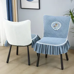 Housse de chaise matelassée avec broderie de cerf et jupe à volants, décoration d'intérieur chic.