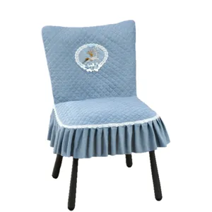 Housse de chaise matelassée bleue avec broderie cerf en dentelle et jupe à volants, universelle.