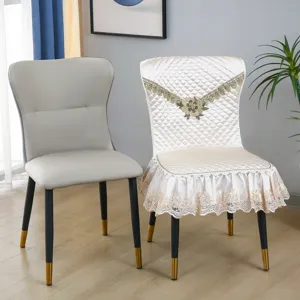 Housse de Chaise Matelassée Épaissie Antidérapante Protecteur de Chaise de Salle à Manger avec Broderie de Volants en Dentelle