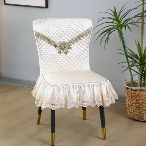 Détail de housse de chaise matelassée élégante avec broderie en dentelle et motifs floraux.