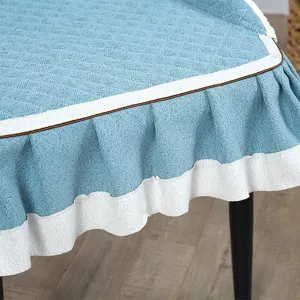 Housse de chaise de salle à manger matelassée de style nordique, élégants volants blancs.