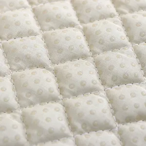 Beige gestepptes Stuhlbezug-Detail mit rutschfesten Silikonpunkten und feinen Nähten.