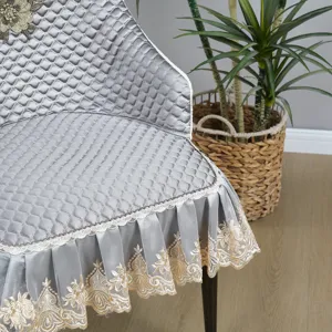 Fodera per sedia da pranzo trapuntata grigia con delicato ricamo in pizzo e gonna elegante.