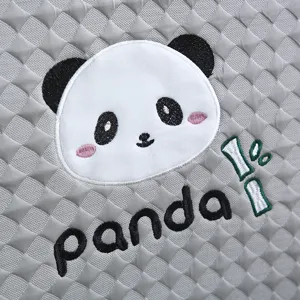 Detalles de la hermosa funda de silla de hielo gris con bordado de panda y textura.