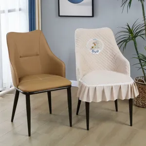Vista dettagliata di sedia da pranzo nordica con fodera trapuntata e ricamo floreale.