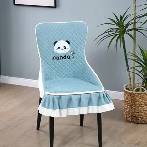 Housse de chaise matelassée avec broderie panda et jolis volants pour une belle décoration.