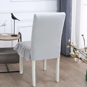 Vista detallada de la elegante funda para silla de comedor gris texturizada con volante.
