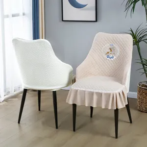 Vista dettagliata di fodere per sedie trapuntate nordiche con elegante ricamo e gonna a balze.