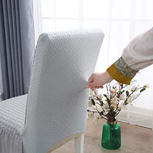 Detalle de funda de silla de comedor elástica gris, tela jacquard transpirable.