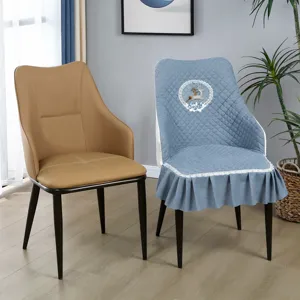 Fodera per sedia da pranzo blu trapuntata con bordo in pizzo e raffinato ricamo di cervo.