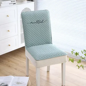 Vue détaillée de la housse de chaise matelassée en vert clair avec de belles coutures.