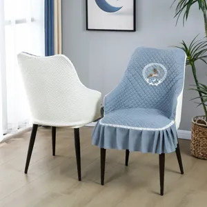 Fodera per sedia da pranzo curva in stile nordico con motivo trapuntato ed elegante ricamo.
