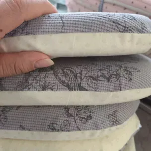 Dettaglio cuscino sedia in memory foam, tessuto spesso con trama waffle, morbido e comodo.