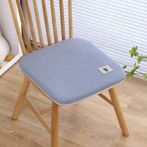 Dettaglio cuscino seduta in memory foam blu, tessuto morbido, comoda sedia texture.