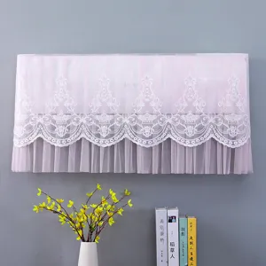 Copertura antipolvere per condizionatore in pizzo rosa, dettaglio design con volant floreali.