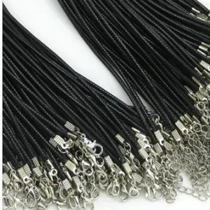 Vista detallada de collares de cordón encerado negro de 2 mm con cierres de langosta