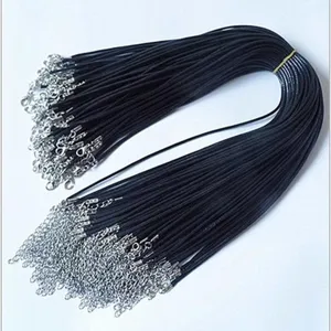 Detalle de collares de cordón encerado negro de 2 mm con cierres de langosta plateados