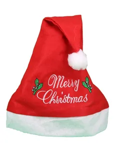 Detail van een rode vilten kerstmuts met witte Merry Christmas-borduring voor kerst