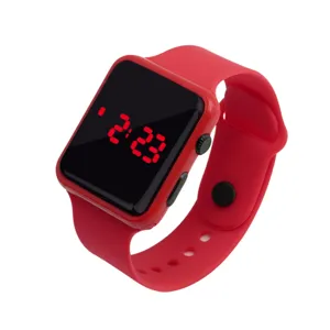 Vista detallada de un reloj electrónico digital LED cuadrado rojo con correa de silicona flexible