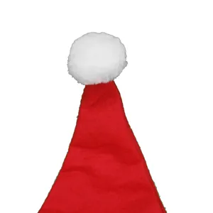 Gedetailleerd overzicht van het zachte rode vilt en de pluizige witte pompon van een kerstmuts