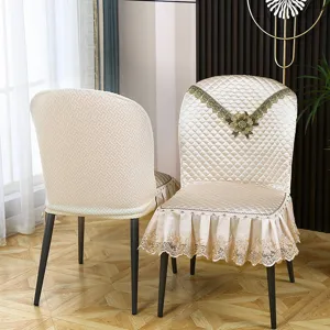 Vue rapprochée détaillée de housse de chaise matelassée de luxe avec bordure en dentelle.