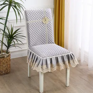 Housse de chaise matelassée grise avec broderie en dentelle, jupe élégante pour salle à manger.