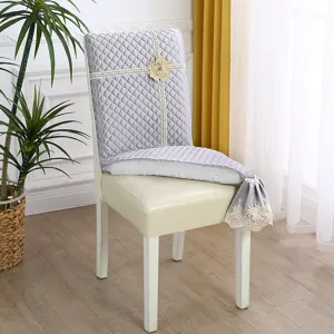 Vue détaillée de la housse de chaise de salle à manger matelassée grise avec bordure en dentelle.