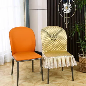 Vue détaillée de la housse de chaise de salle à manger matelassée avec élégante dentelle.