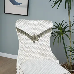 Vista dettagliata della fodera per sedia elastica e trapunta con elegante ricamo floreale.
