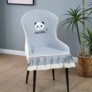 Dettaglio coprisedia trapuntato panda, fodera spessa con balza elegante, tessuto morbido.