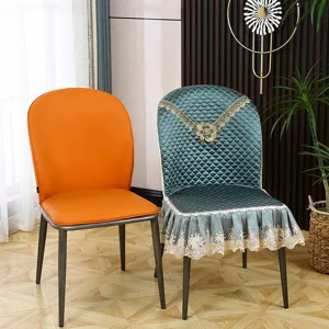 Housse de chaise de salle à manger matelassée de luxe avec bordure en dentelle élégante.