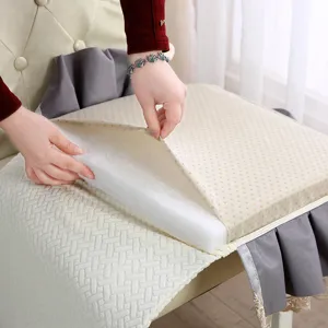 Housse de coussin de chaise de salle à manger amovible avec noyau en mousse et volant.