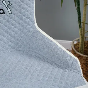 Fodera per sedia trapuntata grigio chiaro imbottita protezione elastica seduta dettaglio