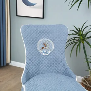 Fodera per sedia elastica blu con ricamo di cervo, tessuto trapuntato spesso per sala da pranzo.