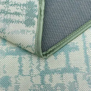 Stofdetail van het bankkussen, met ademende ijszijde textuur en antislip achterkant.