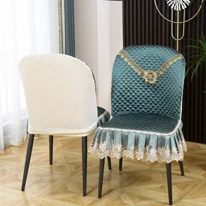 Ensemble de housses de chaise de salle à manger matelassées, dossier incurvé et volant élégant.