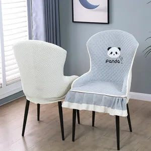 Vista dettagliata di coprisedie trapuntate con simpatico stampa panda e trama tessuta.