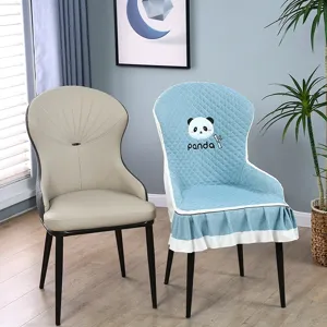 Set di fodere per sedie trapuntate moderne con simpatica stampa panda e gonna con volant.