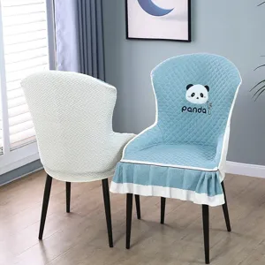 Dettaglio fodera per sedia trapuntata con tessuto elastico, grazioso panda e gonna decorativa.