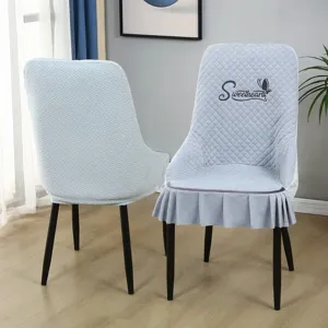 Fodera per sedia da pranzo elastica con gonna, trapuntata e decorata con stile per la casa.