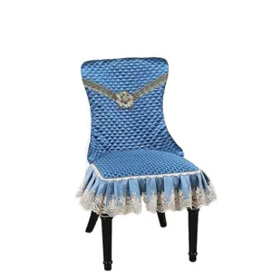 Fodera trapuntata blu per sedia da pranzo con elegante bordo in pizzo e decoro floreale.
